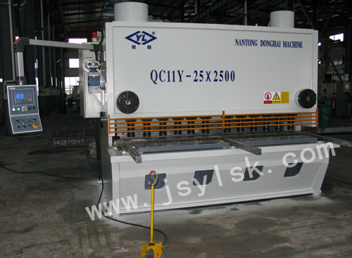 QC11Y-25*2500液壓閘式剪板機(jī)